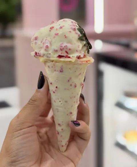 Cone de chocolate branco com frutas vermelhas