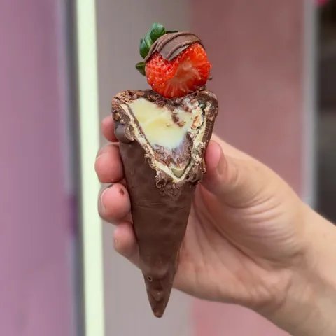 Cone de chocolate com morango