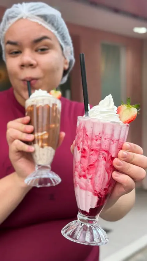Dois milkshakes com chantilly e morango