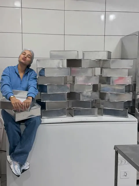 Bastidores da produção com formas empilhadas